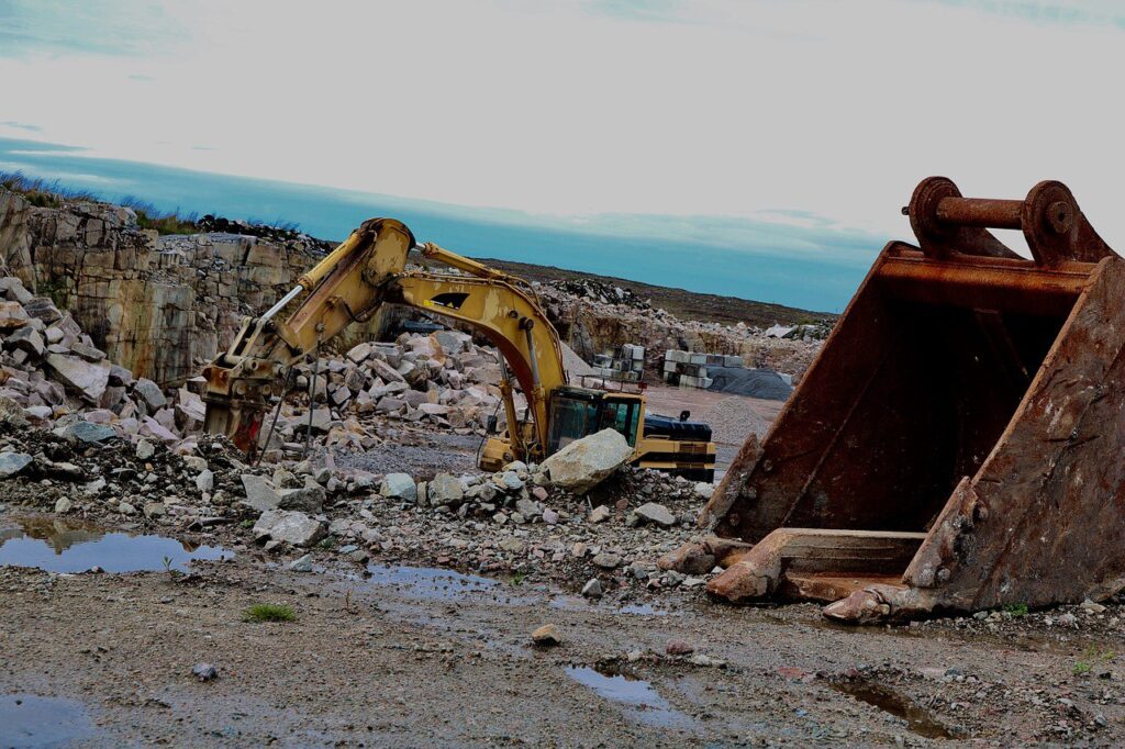 Imagens representando a falta de gerenciamento de resíduos de construção civil por causa da não existência de um PGRCC
