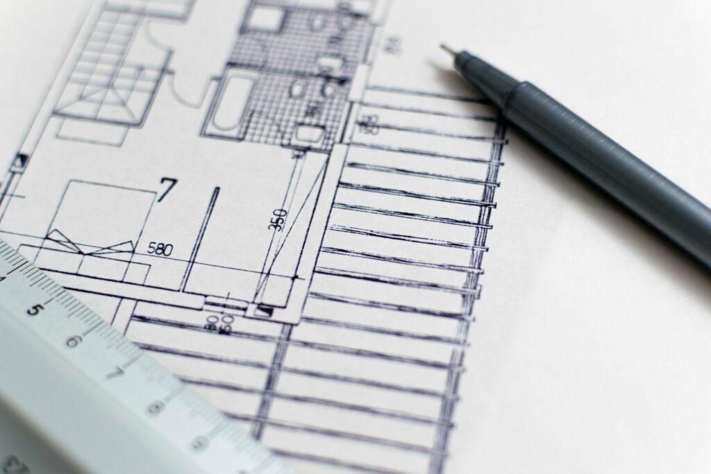 No projeto arquitetônico as ideias do cliente são colocadas no papel, ajudando a visualiza-las e melhorando o planejamento da construção.