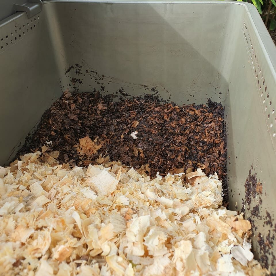 A compostagem recicla os resíduos orgânicos e gera adubo; A compostagem gera um fertilizante natural: húmus
